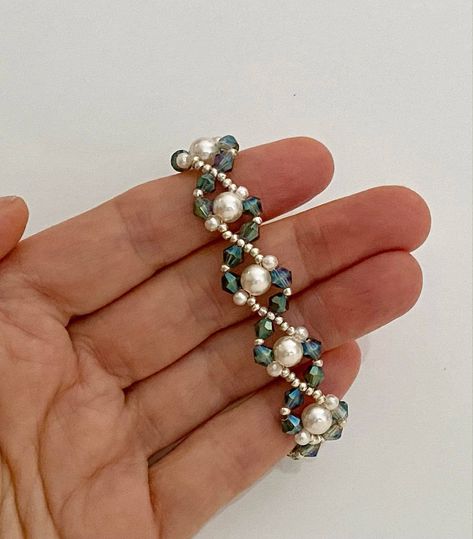 Step-by-Step Guide to Easy Bracelet Patterns Easy Bracelet, Pattern Step By Step, Beaded Bracelets Tutorial, Beaded Jewelry Tutorials, Beads Bracelet Design, Handmade Jewelry Tutorials, Beaded Jewelry Designs, Beaded Bracelet Patterns, Handmade Jewelry Diy