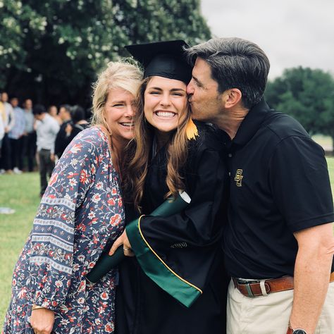 Graduation Photos | Parents 💚 Graduation Pictures Parents, Graduation Photos With Parents, Graduation With Parents, Graduation Family Photos, Graduation With Family, Graduation Pictures With Parents, Highschool Photography, Masters Graduation Pictures, College Parents