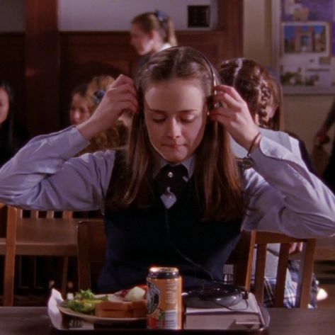 Rory Gilmore Breakfast, Gilmore Study, Knowledge Aesthetic, Chilton Rory, Gilmore Style, Rory Gilmore Style, Arm Stretches, Team Logan, Alexis Bledel