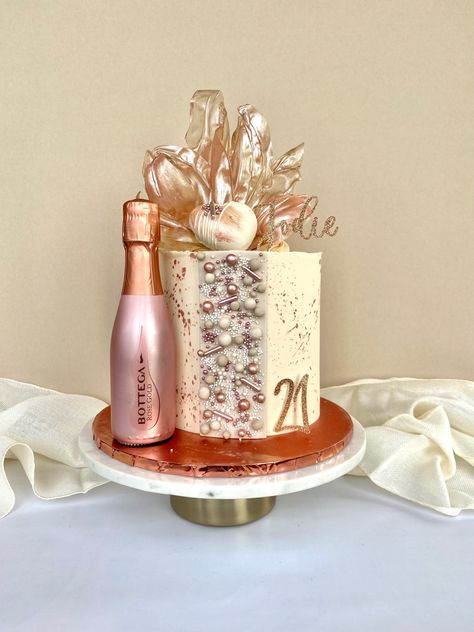 Prosecco Birthday Cake, Champagne Theme Cake, Champagne Cake Design Birthday, Cake With Champagne Bottle, Champagne Birthday Cake, Liquor Cakes, Prosecco Cake, 21 Cake, Liquor Cake