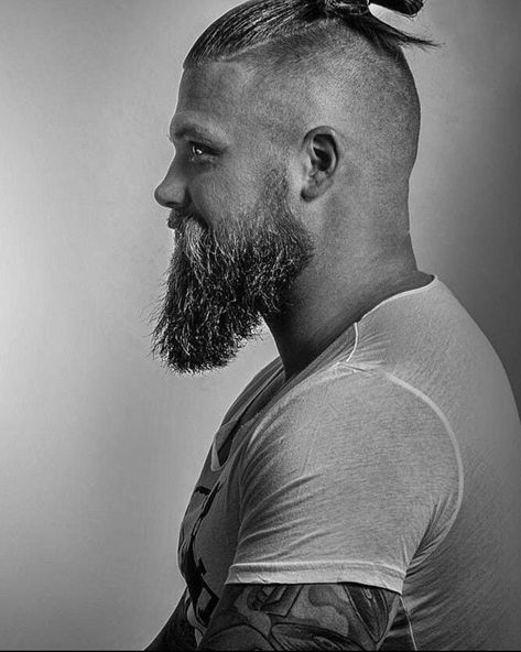 Barba Hipster, Viking Beard Styles, Man With Tattoos, Ducktail Beard, Beard Shapes, Mens Hairstyles With Beard, Beard Haircut, Beard Products, Men's Facial Hair