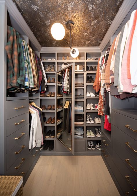 Learn how to make the most of a men's small walk-in closet with these organization tips and tricks to get the most use of the space you have. Organization Ideas Closet, Closet Wallpaper, Organizing Closet, Master Closet Design, Closet Makeover Diy, Small Walk In Closet, House Closet, Closet Redo, Ideas Closet