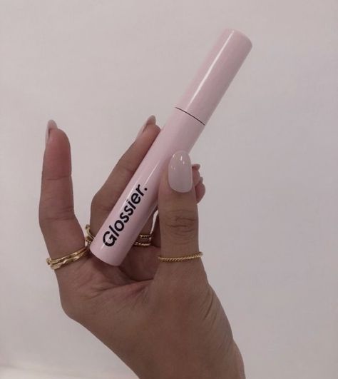 Glossier Mascara, Pink Mascara, Clear Mascara, Mascara Tips, Favorite Makeup Products, Glowy Makeup, Foto Ideas Instagram, Flawless Makeup, Makeup Essentials