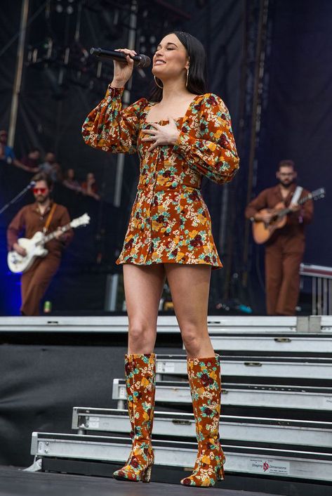 OCTOBER 13: Singer-songwriter Kacey Musgraves performs onstage during weekend two, day three of Austin City Limits Music Festival Mode Hippie, 70s Inspired Fashion, Kacey Musgraves, 70s Outfits, 70’s Fashion, Look Retro, Fashion Weeks, 70s Inspired, Hippie Outfits