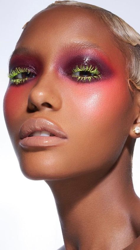 Artistry Makeup Looks, High Fashion Makeup Looks, Fashion Editorial Eye Makeup, Makeup Looks Editorial, Pink Hair Fashion, Pink Hair Makeup, Abstract Makeup Looks, Graphic Eye Makeup, Editorial Makeup Looks