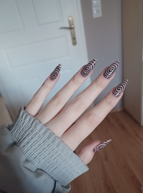 Short Acrylic Nails Grunge, Halloween Nails Inspo Aesthetic, Square Halloween Nails Short, Summer Alt Nails, Nail Inspo Gothic, Nail Ideas Edgy, Nail Ideas Gothic, Easy Goth Nails, Uzumaki Nails