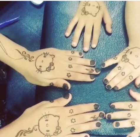 Hello kitty Hello Kitty Henna Tattoo, Henna Designs Hello Kitty, Henna Hello Kitty, Hello Kitty Henna, Mehndi Design For Kids, Hello Kitty Tattoo, Tattoos Henna, Cute Henna Tattoos, Kitty Tattoo