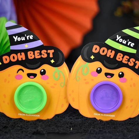 30 Cute Non-Candy Halloween Treats for Trick-or-Treaters Teacher To Student Halloween Gifts, Halloween Playdoh Favor, Halloween Play Doh Ideas, Toddler Halloween Gifts For Daycare, Pumpkin Play Dough, Toddler Halloween Gifts, Pumpkin Play, Classroom Halloween, Candy Alternatives