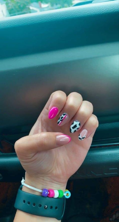 Cute Nails Western Simple, Nashville Pedicure, Preppy Nails Painted, Spring Nail Short Nails, Simple Rodeo Nails, 21st Birthday Nails Western, Western Bling Nails, Nails 2023 Trends Western, Western Nails Acrylic Almond