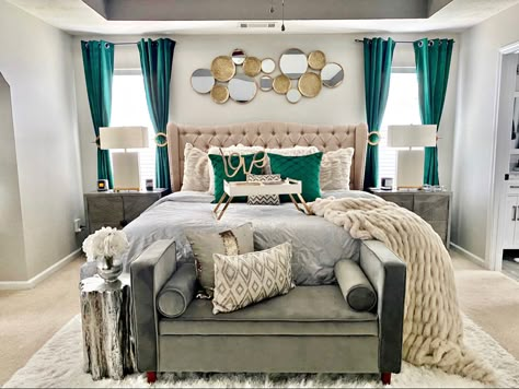 Green And Silver Bedroom Decor, Grey White And Emerald Green Bedroom, Emerald Accents Living Room, Bedroom Ideas With Emerald Green, Glam Green Bedroom, Emerald Green And Gold Room Decor, Emerald Green Gold Bedroom Ideas, Emerald Green Rooms Bedrooms, Emerald Glam Bedroom