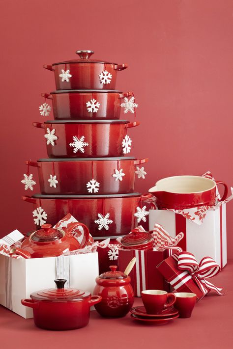 Le Creuset, x-mas Christmas Cookware, Cookware Display, Le Creuset Bakeware, Merry Christmas And Happy Holidays, Red Furniture, Retail Design Display, Le Creuset Cookware, Red Bedding, Red Decor