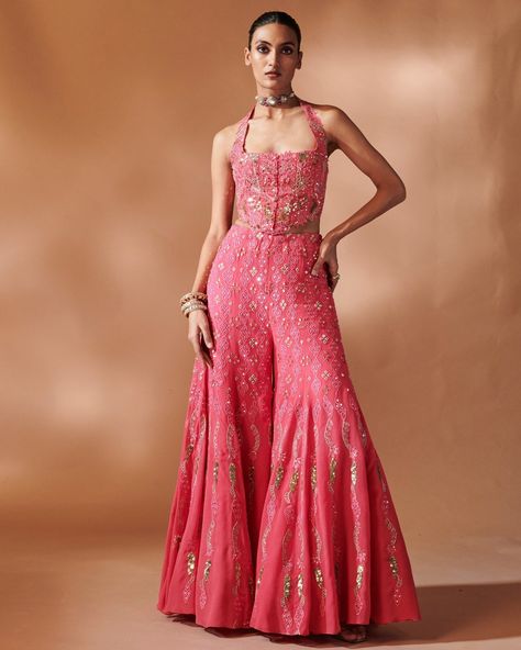 Simple Wedding Dresses Indian Sisters, Garba Wedding Outfit, Dress Piece Design Indian, Indo Western Mehendi Outfits, Corset Blouses For Sarees, Corset Traditional Dress, Mehendi Guest Outfit, Pink Indo Western Dresses, Indo Western Sharara Outfit