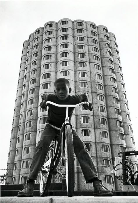 Bertrand Goldberg, Homes Architecture, Riding A Bike, Black Photography, Black And White Photograph, Brutalist Architecture, Foto Art, Cinematic Photography, Brutalism