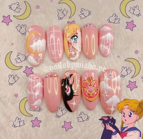 uñas rosas con nubes en el pulgar y meñique, y un dibujo de sailor moon en el medio y en la otra uña un diseño de luna. Anime Nails Sailor Moon, Sailor Moon Nails Art, Nails Moon Design, Anime Inspo Nails, Japanese Nail Designs Kawaii, Sailor Moon Nails Design, Sailor Moon Inspired Nails, Uñas Sailor Moon, Sailor Moon Nail Art