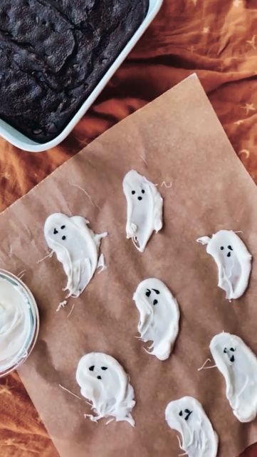 Easy Ghost Brownies, Halloween Brownies Recipes, Rice Crispy Ghosts, White Chocolate Ghosts, Halloween Ghost Brownies, Halloween Themed Brownies, Oreo Ghosts, Ghost Cakepops, Brownie Ghosts