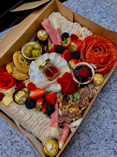 Diy Charcuterie Box Gift, Charcuterie Food Truck, Charcuterie Truck, Small Charcuterie Box Ideas, Charcuterie Boxes To Go, Platter Boxes, Charcuterie Lunch, Small Charcuterie Board, Charcuterie Picnic