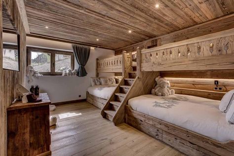 Chalet Amarok, Chamonix | Leo Trippi Ski Lodge Interior, Ski Chalet Interior, Chalet Bedroom, Luxury Chalet Interior, Ski House Decor, Chalet Interior Design, Mountain Home Interiors, Mountain Interiors, Chalet Interior