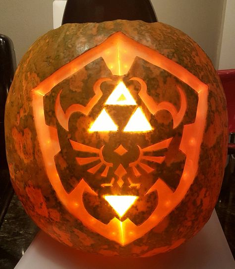 Pumpkin Carving Ideas Anime, Anime Pumpkin Carving Ideas, Anime Pumpkin, Boo Ideas, Zelda Shield, Gamer Lifestyle, Diy Pumpkin Carving, Gaming Pics, Lantern Template