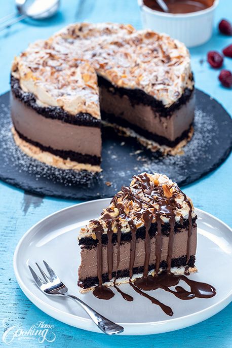 Norwegian Cake Recipe, Chocolate Anniversary Cake, Norwegian Cake, Flake Chocolate, Custard Desserts, Chocolate Sponge Cake, Chocolate Pastry, Custard Cake, Chocolate Sponge