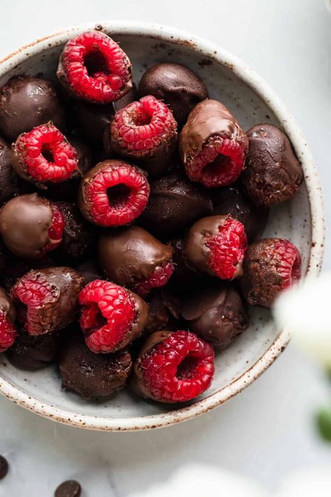 Chocolate Covered Raspberries - Food Faith Fitness Essen, Chocolate Covered Raspberries, Strawberry Gluten Free, Chocolate Covered Fruit, Raspberry Recipes, Frozen Chocolate, Easy Strawberry, Food Writing, Simply Delicious