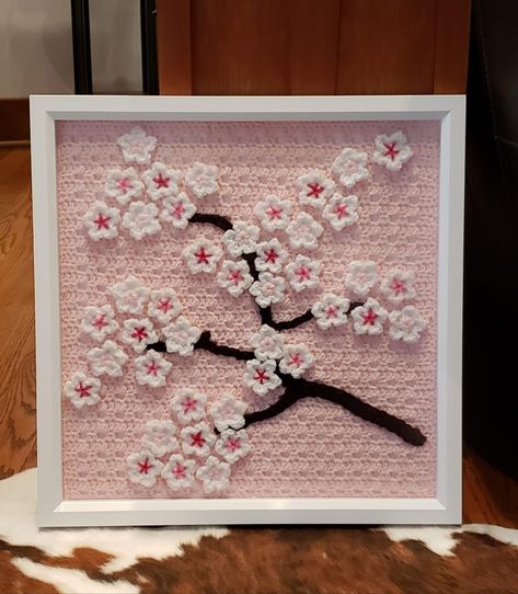 Crochet Flowers On Canvas, Framed Crochet Flowers, Crochet Shadow Box Ideas, Crochet Framed Art, Crochet Canvas Art, Framed Crochet Art, Crochet Photo Frame, Crochet Wall Art, Crochet Hair Clips