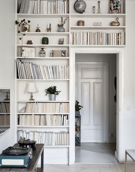 Bookshelf Inspiration, Cool Bookshelves, Scandinavian Interior Design, Bookshelf Decor, Scandinavian Home, Scandinavian Interior, Apartment Interior Design, Book Shelf, Apartment Interior