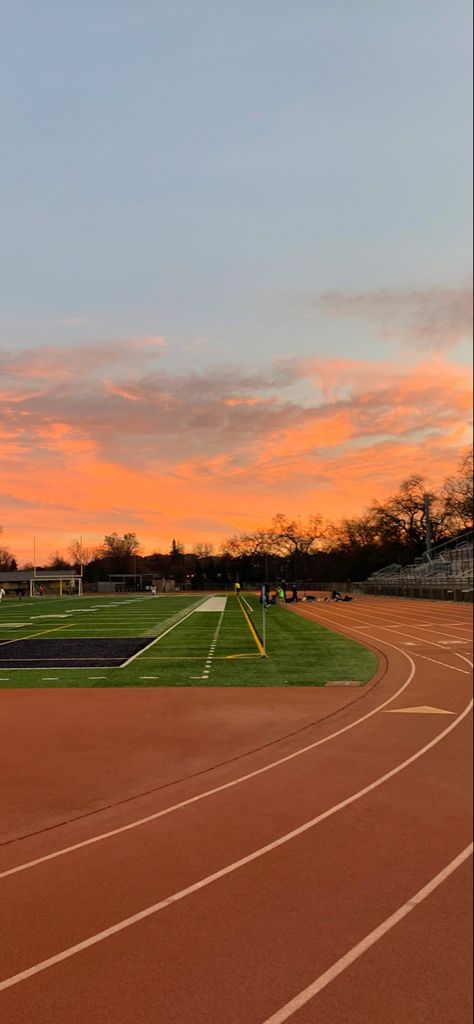 Running Track Wallpaper, Track Asthetic Picture, Track & Field, Sport Aesthetic Wallpaper, Track And Field Wallpaper, Running Track Aesthetic, Athlete Wallpaper, Athletics Track Aesthetic, Track Girl Aesthetic