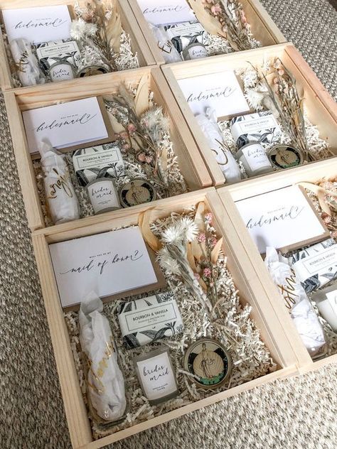 Bridal Boxes For Bride, Rustic Gift Box Ideas, Rustic Wedding Bridesmaids Gifts, Things To Put In Bridesmaids Boxes, Brides Made Boxes Be My Bridesmaid, Wedding Details For Bridal Party, Bridesmaid Proposal Box Ideas Rustic, Diy Bridesmaid Boxes Ideas, Bridal Party Proposal Gifts