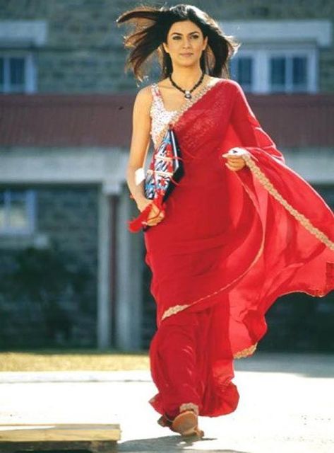 Sushmita Sen's iconic red saree from Main Hoon Na Bollywood Theme Party Dress, Bollywood Theme Party Outfit For Women, Bollywood Theme Party Outfit, Bollywood Theme Party, 90s Bollywood Fashion, ऐश्वर्या राय, Sleeveless Blouse Designs, Red Sari, Bollywood Theme