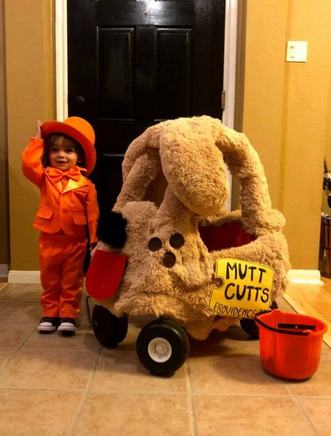 Turn a cozy coupe into a Mutt Cutts van from Dumb and Dumber-- SO CUTE!! #diycostumes #dumbanddumbercostume Mutt Cutts Wagon Diy, Diy Kid Halloween Costumes, Best Diy Costumes, Old School Tv, Kid Halloween Costumes, Boys Halloween Costumes Diy, Best Diy Halloween Costumes, Mom Costumes, Clever Costumes