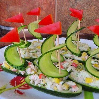 Resep Sushi, Decorações Com Comidas, Creative Food Art, Vegetable Carving, Food Carving, Fruit Carving, Food Garnishes, Red Flags, Fun Kids Food