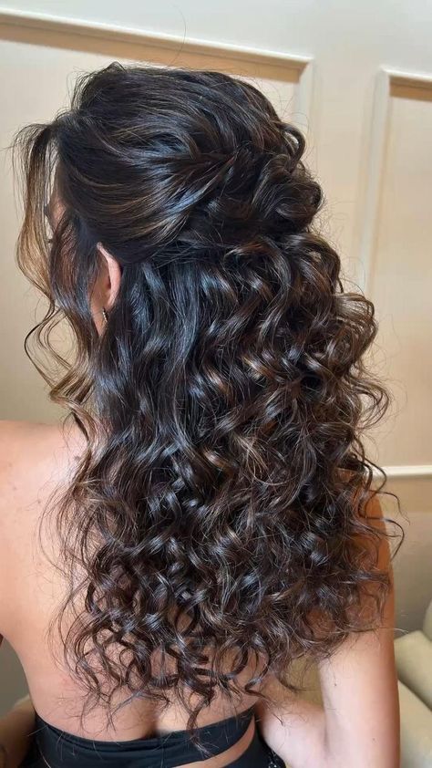 Fairytale Wedding Hair Veils, Brown Curly Wedding Hair, Curly Hair Glam Hairstyles, Hair Styles For Curly Hair Wedding, Cute Prom Hairstyles For Curly Hair, Formal Hair Ideas Medium Length, Curly Hair Bridal Bun, Curly Down Wedding Hair, Curly Bridal Hair Half Up