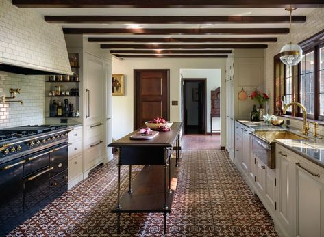 Go Inside a Historic Portland Tudor That’s Surprisingly Modern | Architectural Digest Tudor Kitchen, Tudor Cottage, Tudor Style Homes, Interior Vintage, Tudor House, Tudor Style, Interior Modern, Green Gables, Architect Design