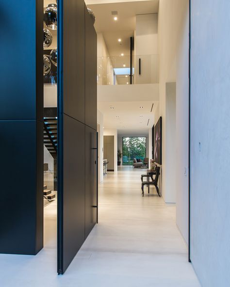 Beverly Grove Residence by Avi Osadon (2) Giant Doors Entrance, Big Door Design Entrance, Black Entrance Hall, Giant Front Door, Void Entrance, Big Door Design, Big Front Door, Open Front Door, Contemporary Entrance