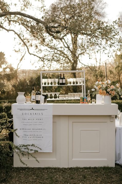 Cocktail Bar Cart Wedding, Wedding Cocktail Bar Ideas, Outdoor Wedding Bar Ideas Drink Stations, Wedding Drink Cart, Timeless Backyard Wedding, Cocktail Bar Wedding Drink Stations, Garden Party Wedding Signage, White Bar Wedding, Outdoor Bar Cart Ideas