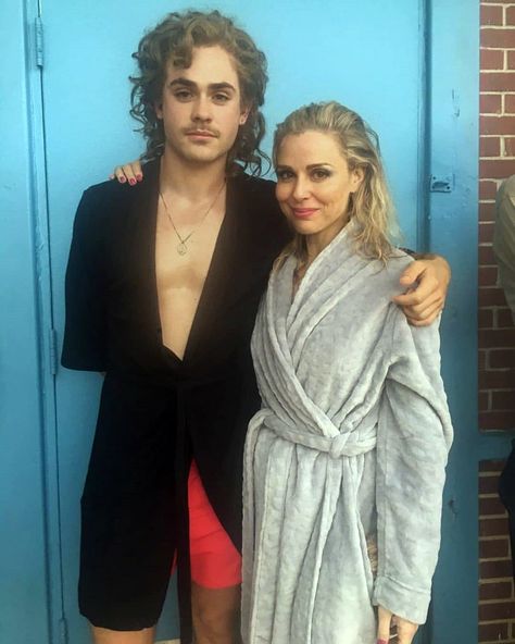 Stranger Things Behind the Scenes Season 3 with Dacre Montgomery and Cara Buono, Billy Hargrove, Karen Wheeler Akali League Of Legends, Stranger Things Costume, St Cast, Dacre Montgomery, Stranger Things 3, Billy Boy, Stranger Things Kids, Stranger Things 2, Stranger Things Actors