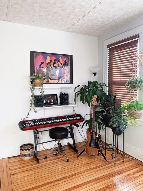 Music room decor home Room Decor For Musicians, Music Studio With Plants, Music Studio Apartment Ideas, Musician Studio Apartment, Music Corner Decor, Small Music Corner Ideas, Music Corner Living Room Keyboard, Music Room Apartment, Apartment Music Room