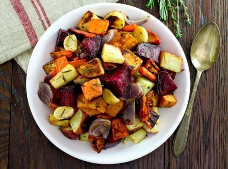 Rosh Hashanah - Vegetarian - Tori Avey Parties Food, Roasted Root Vegetables Oven, Oven Roasted Root Vegetables, Veggies Roasted, Shabbat Recipes, Winter Side Dishes, Roasted Root Veggies, Fall Meals, Anti Inflamatory