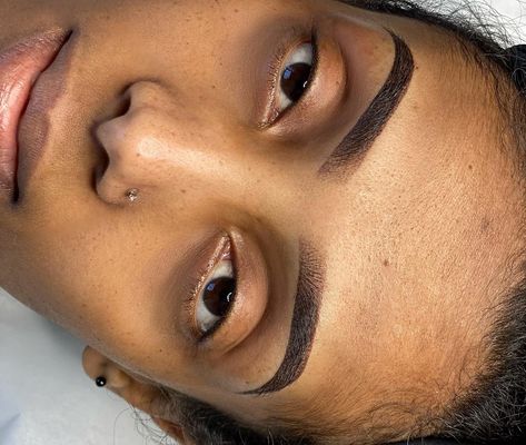 Brow inspiration, eyebrows on fleek x dark bold ombré brows. Arched Tinted Eyebrows, Ombre Brows Black Women, Eyebrow Tinting Black Women, Tinted Eyebrows Black Women, Eyebrow Tech, Eyebrows Black Women, Thicker Eyebrows Makeup, Tinted Eyebrows, Tint Eyebrows