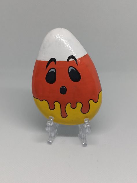 3 inch tall hand painted rock of a spooky cute candy corn halloween treat. Cute Halloween Rock Painting Ideas, Minecraft Painted Rocks, Painting Rocks Ideas Easy, Pumpkin Etching, Andro Style, Candy Rocks, Halloween Painted Rocks, Easter Rocks, Corn Painting