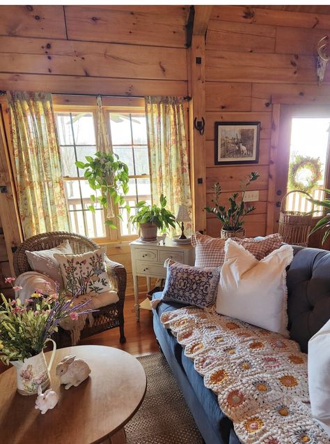 Grandma Apartment Aesthetic, Grandmas Cottage Aesthetic, Grandmacore House Living Room, Grandma Core Living Room, Old Farmhouses, Cottage Core Home, Cabin Vibes, Cottagecore Home, Bohemian Farmhouse