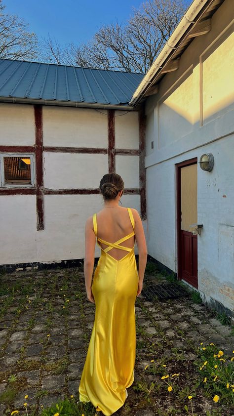 How Loose A Guy In 10 Days, How Loose A Guy In 10 Days Yellow Dress, Photo Yellow, Fits Inspiration, Long Party Dress, Prom Poses, Prom Dresses Yellow, Perfect Bridesmaid Dress, Fantasy Dresses