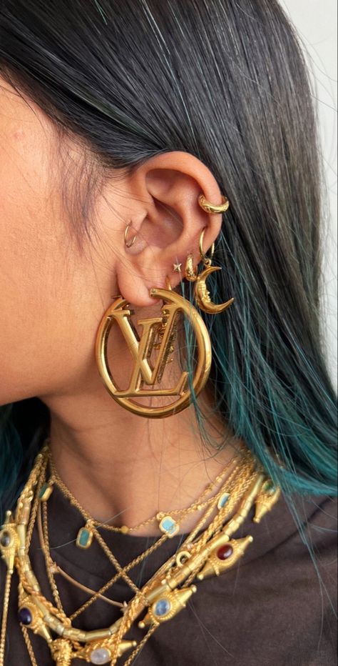 Boho Glam Outfit, Grunge Stacked Earrings, Maxamilist Ear Piercings, Assessories Jewelry, Gold Jewelry Maximalist, Maximalist Ear Stack, Maximalist Gold Jewelry Aesthetic, Dope Jewelry Accessories, Cool Ear Piercings