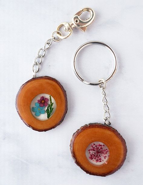 Resin Keychains perfect for Back to School Disc Crafts, Resin In Wood, Diy Resin Flowers, Resin Arts, Amazing Resin, Epoxy Jewelry, Wood Resin Jewelry, Flower Preservation, Wood Disc