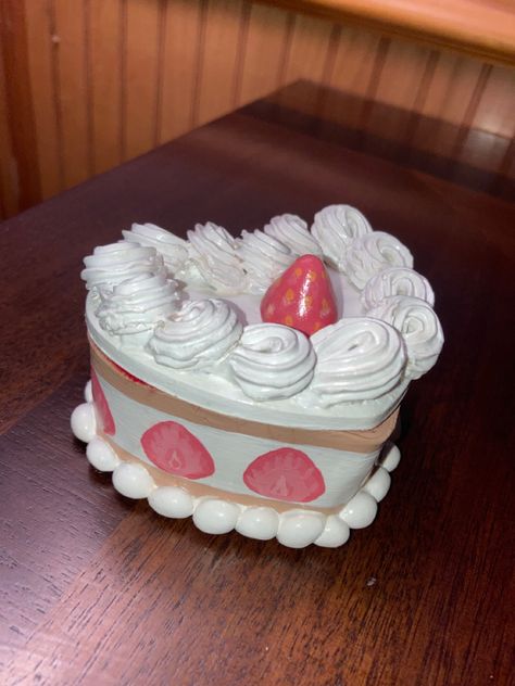 Clay Cake Diy, Clay Trinket Tray, Strawberry Clay Sculpture, Clay Cake Slice, Fake Cake Sculpture, Cake Trinket Box Clay, Tiny Cakes, Clay Diy Projects, Fake Cake