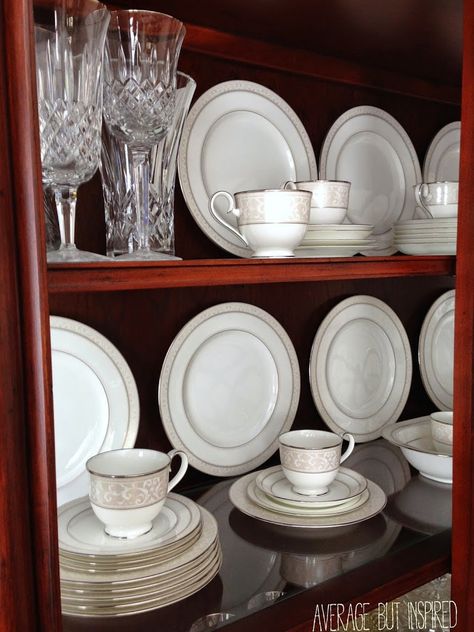 How to arrange a china cabinet.  Tips from Average But Inspired. China Hutch Display, China Cabinet Decor, Cabinet Inspiration, Moving Art, Curio Cabinets, Dining Room Updates, Hutch Decor, Dining Room Hutch, China Cabinet Display