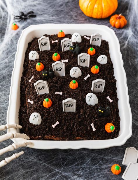 Chocolate Dirt Cake, Chocolate Dirt, Graveyard Cake, Oreo Dirt Cake, Halloween Cakes Easy, Dirt Cake Recipes, Homemade Chocolate Frosting, Postres Halloween, Halloween Food Appetizers