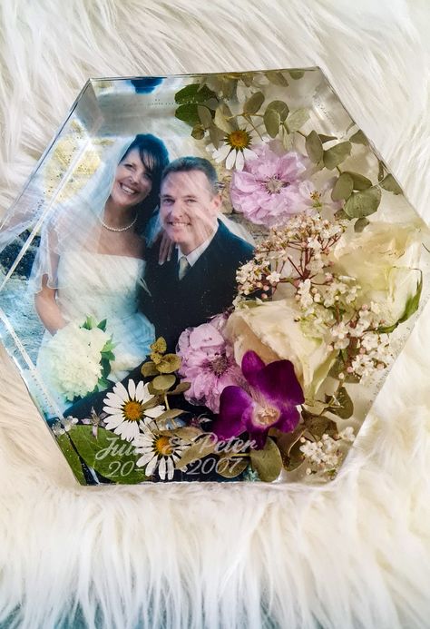 Wedding Floral preservation in resin. Resin Bouquet Wedding Flowers Hexagon, Epoxy Keepsakes, Epoxy Wedding Flowers, Wedding Resin Art, Resin Keepsake Ideas, Resin Wedding Flowers, Photo In Resin, Resin Wedding Gifts, Wedding Epoxy