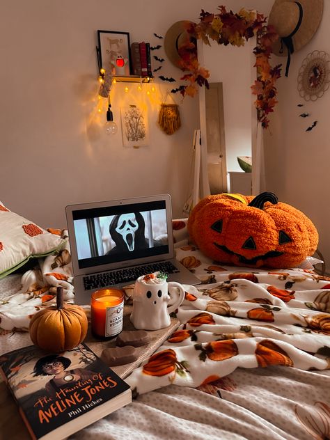 Halloween home decor ideas Cute Apartment Halloween Decor, Home Decoration Halloween, Cozy Cottage Halloween, Autumn Decor Apartment, Fall / Halloween Aesthetic, Halloween Decoration Room, Fall Decor Halloween, Summer Halloween Aesthetic, Spooky Season Home Decor