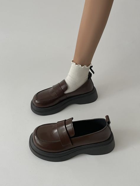 Shoes Aesthetic Loafers, Lofar Shoes Outfit Women, Shein Loafers, Brown Chunky Loafers, Brown Loafers Outfit, Brown Loafers Outfit Women, Minimalistic Shoes, Aesthetic Loafers, Loafers Aesthetic